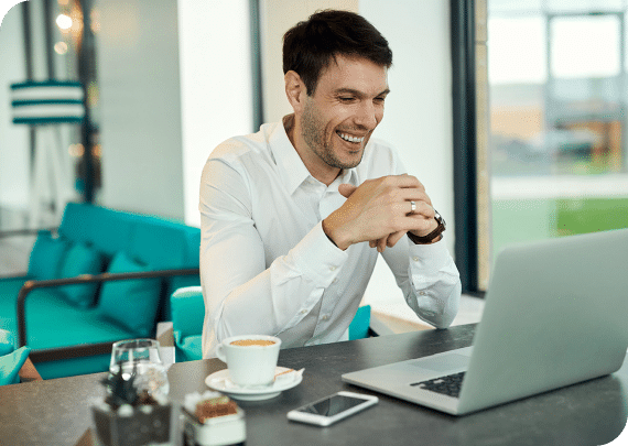 Mann mit Notizbuch und Kaffee zur Kontaktaufnahme